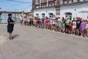 В Нижегородской области полицейские и общественники организовали экскурсию для воспитанников летнего пришкольного лагеря