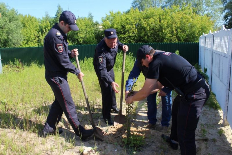 Ковернинские полицейские и члены Общественного совета приняли участие в эколого-патриотическом проекте «Сад Памяти»