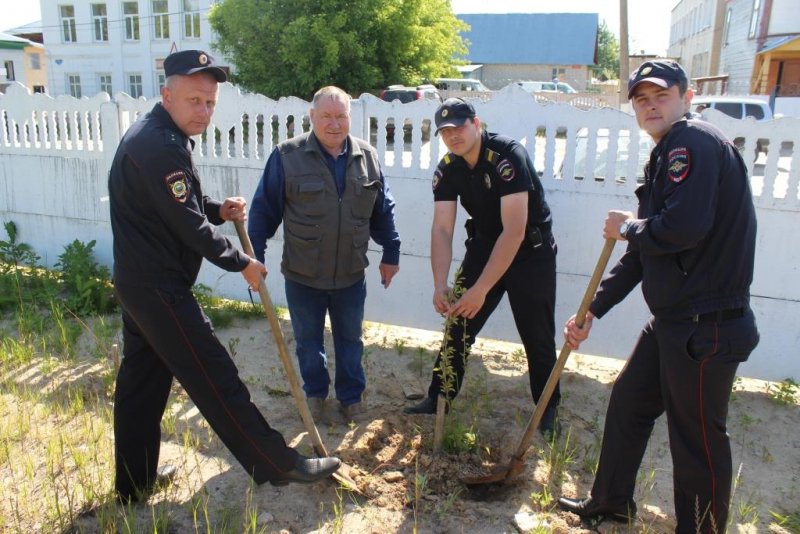 Ковернинские полицейские и члены Общественного совета приняли участие в эколого-патриотическом проекте «Сад Памяти»